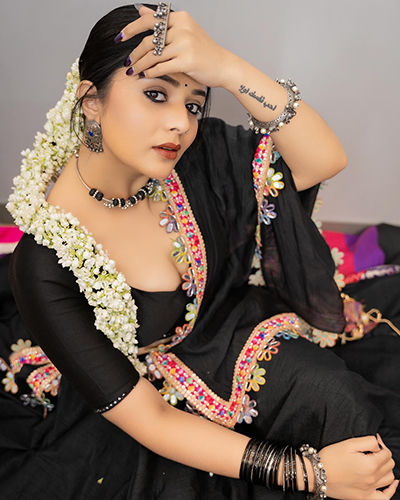 Anchor sreemukhi Charming in black dress