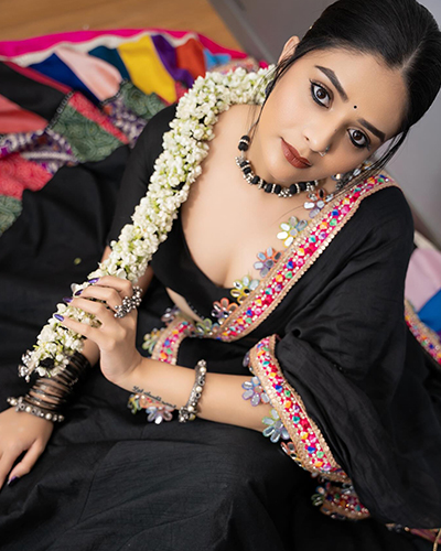 Anchor sreemukhi Charming in black dress