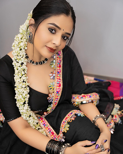 Anchor sreemukhi Charming in black dress