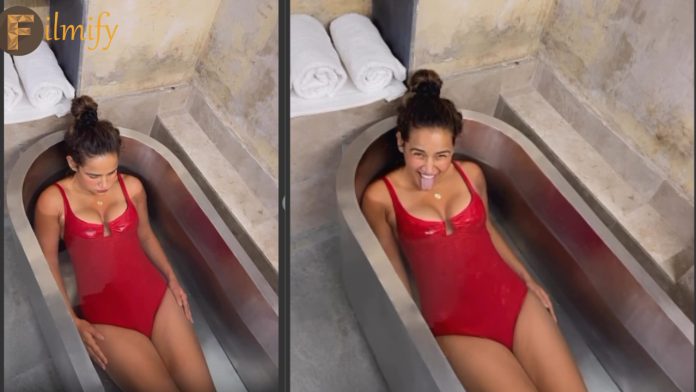 Aisha Sharma: Yesterday sister.. yesterday sister.. got excited in the tub bath and had adventures..!