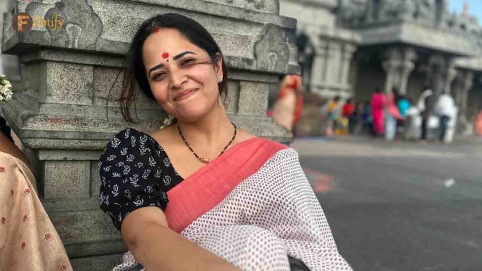 Anasuya bharadwaj at temple pics wiral on social media