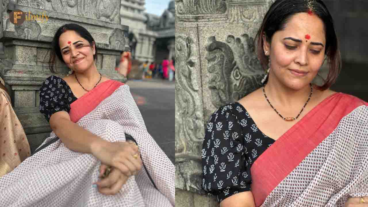 Anasuya bharadwaj at temple pics wiral on social media 